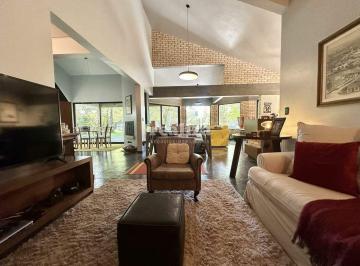 Casa · 200m² · 1 Vaga · CASA 3 DORMITÓRIOS EM CANELA