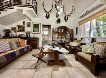 Casa · 180m² · 2 Vagas · CASA COM 4 DORMITÓRIOS EM CANELA