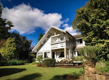 Casa · 208m² · 2 Vagas · CASA COM 3 QUARTOS EM GRAMADO