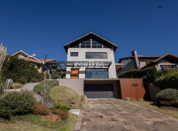 Casa · 476m² · 2 Vagas · CASA COM 4 SUÍTES EM CONDOMÍNIO DE GRAMADO