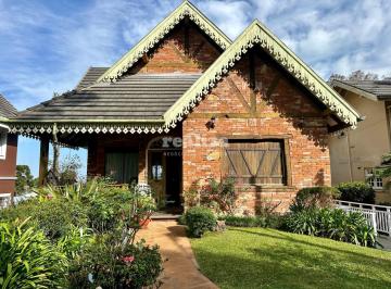 Casa · 250m² · CASA EM ESTILO RÚSTICO
