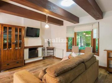 Casa · 323m² · 2 Vagas · CASA COM 3 DORMITÓRIOS EM CANELA