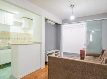 Apartamento · 57m² · 2 Quartos · Apartamento térreo amplo no Menino Deus, com varanda gourmet e garagem próxima