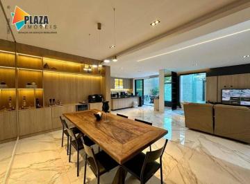 Casa · 300m² · 4 Quartos · 4 Vagas · Casa de Alto Padrão no Canto do Forte – 4 Suítes, Piscina e Área Gourmet Completa