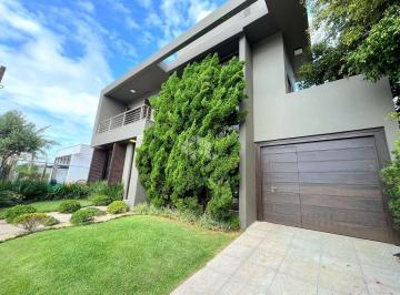 Casa · 209m² · 3 Quartos · 2 Vagas · Sobrado à venda, com 4 quartos/dormitórios, 1 vaga/garagem, no centro de Xangri-lá/RS