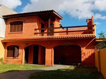 Casa · 250m² · 3 Quartos · 2 Vagas · Casa com 3 quartos, 3 banheiros, churrasqueira no bairro Jardim São Pedro.
