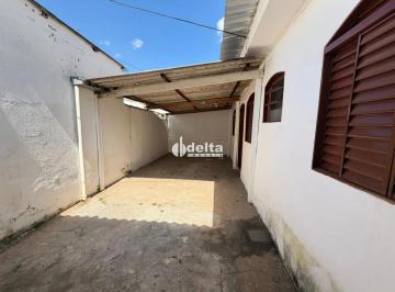 Casa · 79m² · 2 Quartos · 1 Vaga · Casa residencial com 2 quartos disponível para locação no bairro Santa Mônica em Uberlândia-MG.