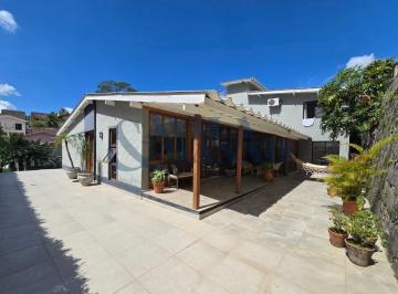 Terraço · Casa de Condomínio à Venda em Arujá-SP: 3 Quartos, 2 Suítes, 3 Salas, 4 Banheiros, 4 Vagas, 520m²!