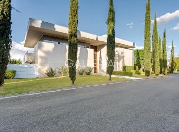 1 · Casa de condomínio com 794.5 m², 4 quartos sendo 4 suítes à venda no bairro Santa Felicidade.