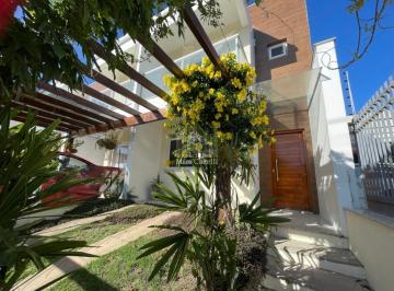 Foto 01 · Sobrado em condominio com duas suites e área social e cozinha integrada