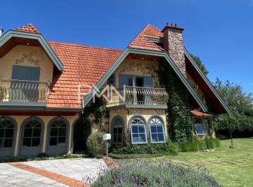 Casa · 650m² · 5 Quartos · 5 Vagas · Sobrado à venda em Campos do Jordão, Capivari, com 5 quartos, com 650 m²