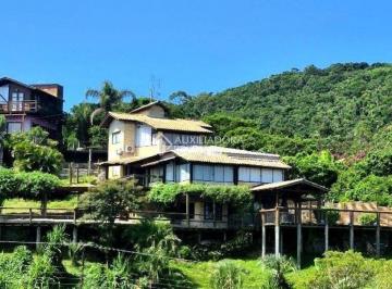 Casa · 300m² · 5 Quartos · CASA COM 5 DORMITÓRIOS E AMPLA ÁREA DE LAZER.