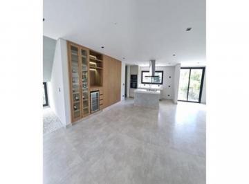 Casa de 4 quartos, Cotia · Casa de Luxo na Alameda Tangará da Granja Vianna, 4 Suítes e Área Gourmet com Acabamento Impecável