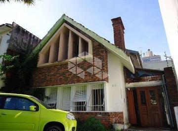 Casa · 157m² · 3 Quartos · 3 Vagas · Casa robusta e bem construída em bairro nobre.