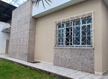 Casa de 3 quartos, Manaus · Casa de Esquina no D.Pedro c/ Suite e a Aptº independente.