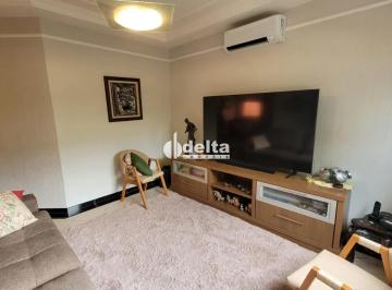 Casa · 332m² · 4 Quartos · 4 Vagas · Casa com 4 quarto sendo 3 suíte disponível para venda no bairro Jardim Inconfidência em Uberlândia-M