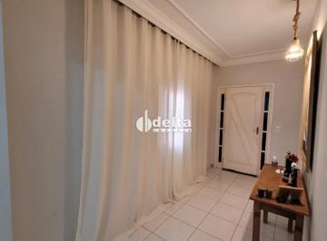 Casa · 350m² · 3 Quartos · 3 Vagas · Casa residencial com 3 quartos disponível para venda no bairro Minas Gerais em Uberlândia-MG