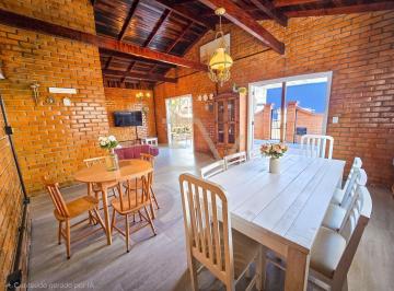 Casa · 132m² · 4 Quartos · 4 Vagas · Casa Térrea Encantadora, 4 dormitórios, no Centro