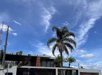 Casa · 200m² · 1 Quarto · 2 Vagas · Casa com piscina à venda