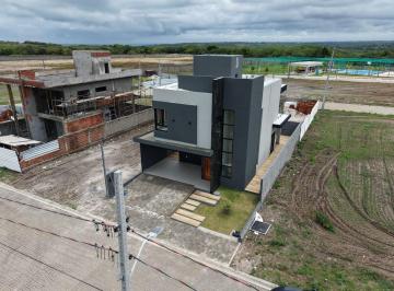 Casa · 160m² · 3 Quartos · 2 Vagas ·
CASA COM 160m² PARA ALUGAR EM COND. FECHADO DE ALTO PADRÃO NO BAIRR