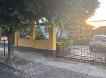 Casa de 3 quartos, Londrina · Duas casas de madeira em peroba rosa sendo parte mista no centro