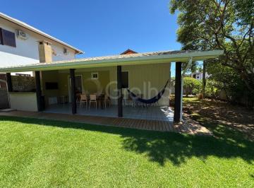 Linda propriedade aconchegante na praia da Enseada da Pinheira · Casa na Pinheira com 362,17 m2 e 4 quartos