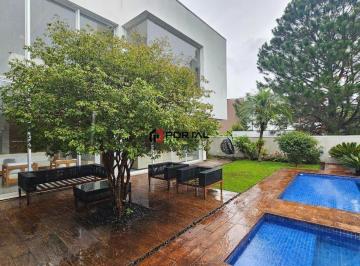 Casa · 430m² · 4 Quartos · 5 Vagas · Exclusividade na Granja Viana: Casa com 4 Suítes e Vista Permanente para Área Verde