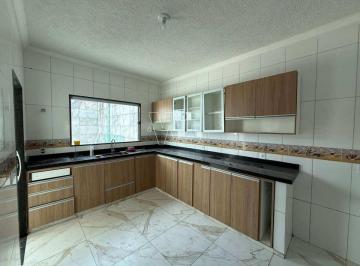 Casa · 180m² · 4 Quartos · 2 Vagas · 4 suítes com armários, piscina, churrasqueira