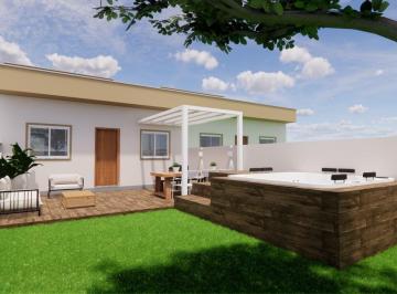 Casa · 83m² · 2 Quartos · 1 Vaga ·
Casa térrea de 2 quartos pátio na frente e atrás 1 vaga pronta para