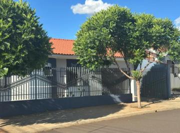 Frente · Casa bem localizada!