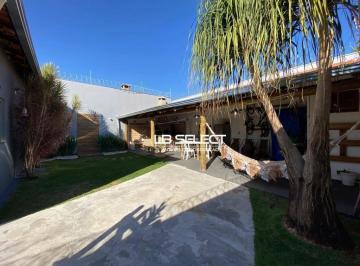 3ce8e8486005298a0b6d1449cf78f8a6ccb55449 · Casa no bairro Saraiva com três quartos, uma suíte e varanda gourmet.