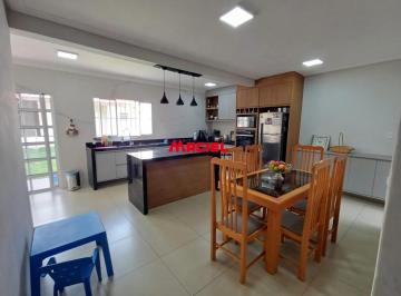 Casa · 212m² · 3 Quartos · 3 Vagas · Casa térrea de terreno inteiro, próximo a Johnson