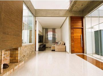 Casa · 217m² · 3 Quartos · 2 Vagas · Casa em condomínio com 3 quartos Suítes, Piscina Aquecida e Área Gourmet no Campos do Conde I em Pau