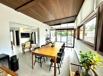 Apartamento · 203m² · 3 Quartos · 2 Vagas · Belíssima cobertura, semimobiliada, com 202m2, 3 dormitórios, sendo 2 suítes, e 2 vagas cobertas