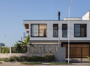 Casa · 244m² · 4 Quartos · 2 Vagas · Casa residencial com 4 quartos no Campeche, Florianópolis