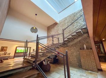 Nova Ipanema - Escadas - Trinità Imobiliária · Casa espaçosa no Nova Ipanema com 5 suítes e muito verde