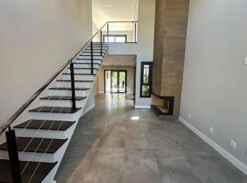 Hall de Entrada com escada para a sala de estar intimo. · Casa de Alto Padrão 3 dormitórios sendo 1 suíte, 4 vagas de garagem, 187 m²