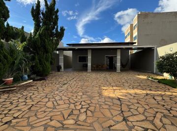 Casa de 3 quartos, Vicente Pires · Casa com 3 quartos/1 suíte, armários planejados, solta no lote, 530m2, Rua 5 em Vicente Pires.