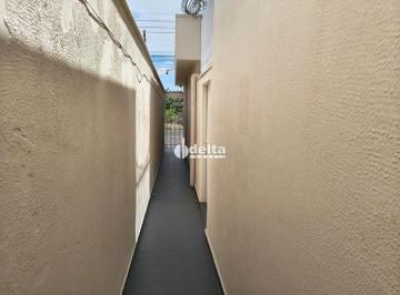 Casa · 90m² · 2 Quartos · Casa em colônia com 2 quartos, disponível para locação no bairro Brasil em Uberlândia-MG