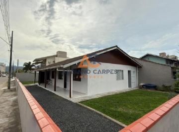 Casa · 140m² · 3 Quartos · 2 Vagas · Casa com 3 dormitórios, Averbada, garagem para 2 carros e quintal gramado a 700m do mar, na Praia de