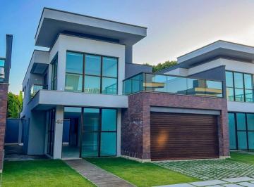 Casa de 3 quartos, Eusébio · Um Luxo! Alto Padrão no Eusébio, Vizinho ao Shopping Eusébio, 236m2, 3 Suítes, Lavabo, DCE, 4 Vagas.