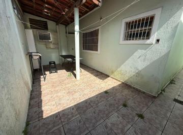 Casa de 2 quartos, Peruíbe · Casa com 2 quartos e espaço para piscina em Peruíbe.