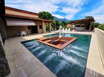 Casa · 330m² · 4 Quartos · 2 Vagas · Viver bem na Feiticeira: Arquitetura, conforto e paisagem.