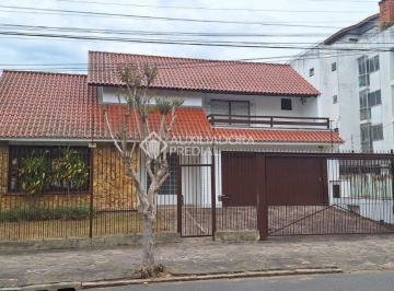 Casa · 300m² · 5 Quartos · 3 Vagas · Casa com 5 dormitórios, 3 suítes, garagem e pátio com piscina.