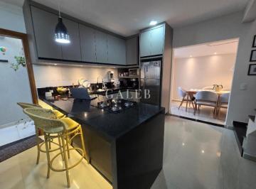 Foto 01 · CASA EM CONDOMÍNIO,  2 VAGAS DE GARAGEM, 2 QUARTOS, PRÓXIMO DE MERCADO
