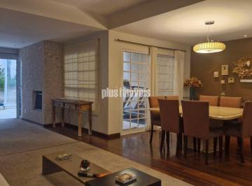 Casa · 330m² · 4 Quartos · 5 Vagas · Excelente localização, rua arborizada, próximo a farto comércio