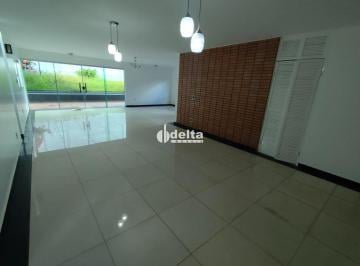 Casa · 432m² · 3 Quartos · 2 Vagas · Casa residencial disponível para locação no bairro Tabajaras em Uberlândia-MG.