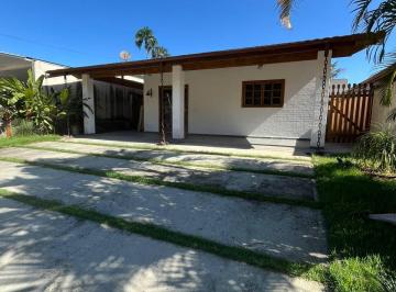 Casa · 180m² · 3 Quartos · 4 Vagas · Excelente para Temporada: Casa com Piscina em Condomínio Seguro e Tranquilo