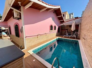 Casa de 3 quartos, Peruíbe · Casa na praia com 3 quartos e piscina em Peruíbe.