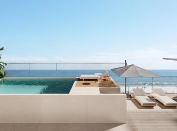 Piscina aquecida privativa da penthouse, com o mar ao fundo (imagem ilustrativa) · Cobertura no Edifício Vero com 4 Suítes e 328m² na Praia Brava